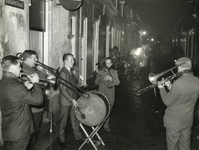862353 Afbeelding van leden van de Utrechtse straatorkesten 'De Veermannen' en de 'Gebroeders van Olderen', tijdens de ...